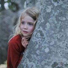 La piccola Morgana Davies in una scena del film The Tree