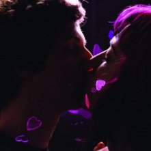 Michael Cera e Mary Elizabeth Winstead in una scena romantica del film Scott Pilgrim vs. the World