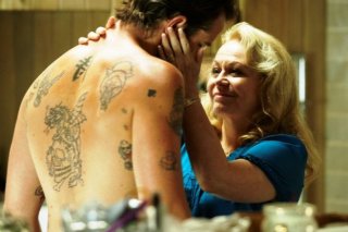 Sullivan Stapleton e Jacki Weaver nel film Animal Kingdom