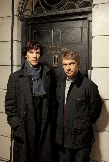 Benedict Cumberbatch e Martin Freeman in una immagine promozionale della serie Sherlock