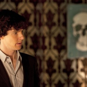 Benedict Cumberbatch in una scena del primo episodio della serie Sherlock