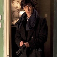Benedict Cumberbatch in una scena dell'episodio A Study in Pink della serie Sherlock