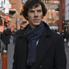 Benedict Cumberbatch in una scena dell'episodio The Blind Banker della serie Sherlock