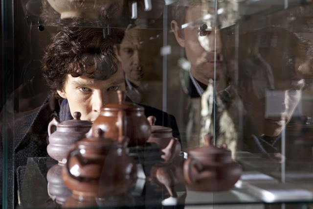 Benedict Cumberbatch in una scena dell'episodio The Blind Banker di Sherlock