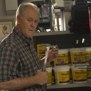 John Lithgow acquista un martello in una scena dell'episodio Dirty Harry di Dexter