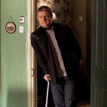 Martin Freeman in una scena del primo episodio della serie Sherlock
