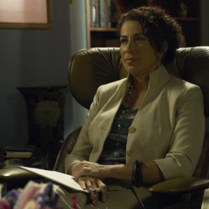 Roma Maffia interpreta la terapista in una scena dell'episodio Datemi un martello di Dexter