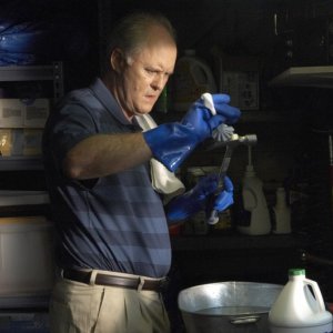 Trinity (John Lithgow) in una scena dell'episodio Datemi un martello di Dexter