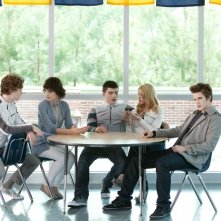 I Sullen (Nick Eversman, Kelsey Ford, Zane Holtz, Stephanie Fischer e Matt Lanter) in una scena del film Vampires Suck