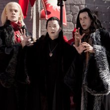Il re Vampiro Daro (Ken Jeong) accompagnato dai suoi aiutanti: Salvatore (Bradley Dodds) e Nicholas (Michael Mayhall) in Vampires Suck