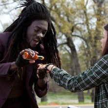 Il Vampiro Antoine (B.J. Britt) vuole assaggiare Becca (Jenn Proske) in un momento del film Vampires Suck