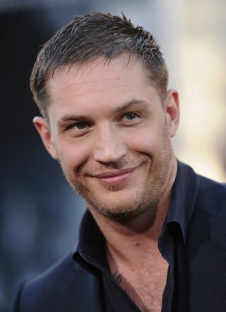 Tom Hardy sorride ai fotografi