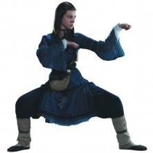 Un'immagine promo di Nicola Peltz per il film L'ultimo dominatore dell'aria