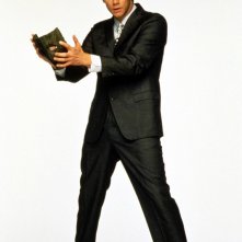 Stanley Ipkiss (Jim Carrey) con maschera in mano in una foto promo del film The Mask - da zero a mito