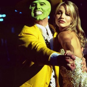 The Mask (Jim Carrey) balla con Tina Carlyle (Cameron Diaz) nel film The Mask - da zero a mito