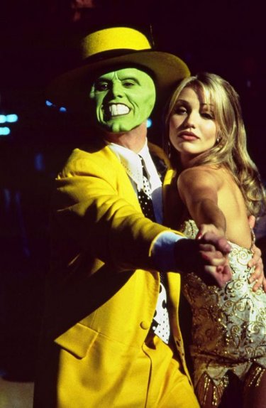 The Mask (Jim Carrey) balla con Tina Carlyle (Cameron Diaz) nel film The Mask - da zero a mito