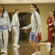 Emma Roberts palleggia sul campo di basket in The Winning Season