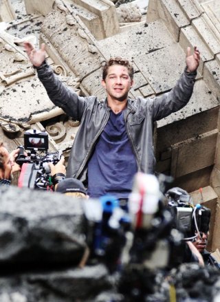 Il giovane attore: Shia LaBeouf sul set del film Transformers 3