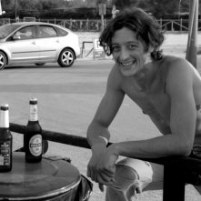 L'attore Alessandro Gimelli in pausa sul set de La Polinesia sotto casa