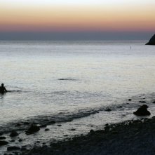 La Polinesia è sotto casa: ultimo giorno di riprese alba a Portonovo (Ancona) in acqua il regista Saverio Smeriglio, Gianlulca D'Ercole e Jacopo Bartolini