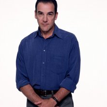 Mandy Patinkin in una foto promo per la stagione 1 di Dead Like Me