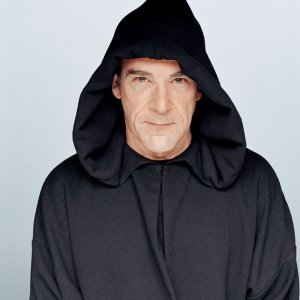 Mandy Patinkin incappucciato per una foto promo della 2 stagione di Dead Like Me