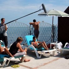 sul set italiano de La Polinesia è sotto casa: Katherine Trojer Borsini, Stefano Smeriglio, Samuel Borsini, l'attrice Giulia Bellucci, l'attore Gianluca D'Ercole