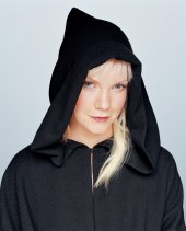 Un'immagine promo di Laura Harris con cappuccio della morte per la stagione 2 di Dead Like Me