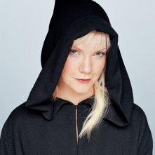 Un'immagine promo di Laura Harris con cappuccio della morte per la stagione 2 di Dead Like Me