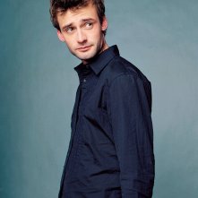 Una foto promozionale di Callum Blue per la 2 stagione di Dead Like Me