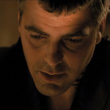 George Clooney in una scena del film horror Dal tramonto all'alba