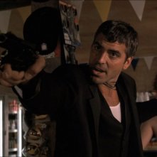 George Clooney in una sequenza del film horror Dal tramonto all'alba