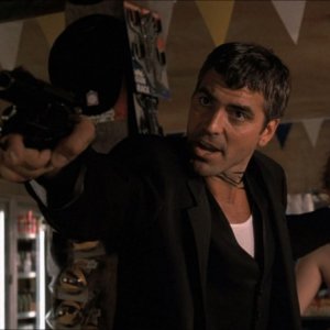 George Clooney in una sequenza del film horror Dal tramonto all'alba