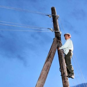 Il protagonista del film Svet-Ake, impegnato a fare il suo lavoro