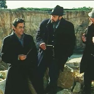 L'ingegnere minerario legge la sua perizia al giudice Di Nardo nel film Un giudice di rispetto