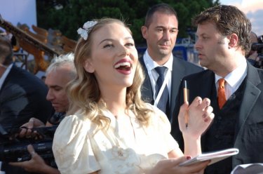 una sorridente Scarlett Johansson a Venezia 2006 per presentare The Black Dahlia