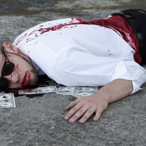 Una sanguinolenta scena del film L.A. Zombie