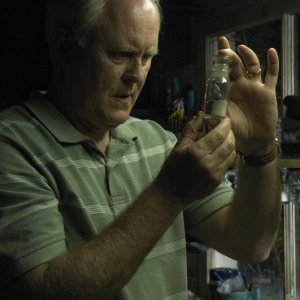 Trinity (John Lithgow) osserva le ceneri in una scena dell'episodio Rimorsi di Dexter