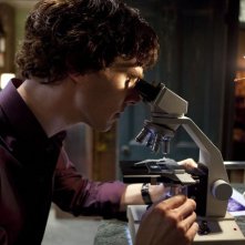 Benedict Cumberbatch in un momento dell'episodio The Great Game di Sherlock