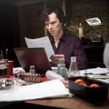 Benedict Cumberbatch in una scena dell'episodio The Great Game di Sherlock