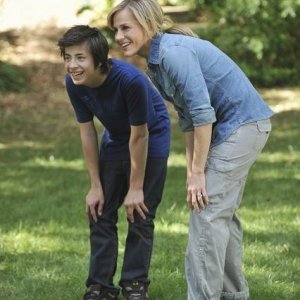 Julie Benz e Jimmy Bennett nel pilot della serie No Ordinary Family