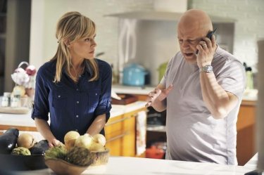 Julie Benz e Michael Chiklis in una scena del pilot della serie No Ordinary Family