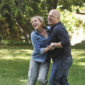 Julie Benz e Michael Chiklis nel pilot della serie No Ordinary Family