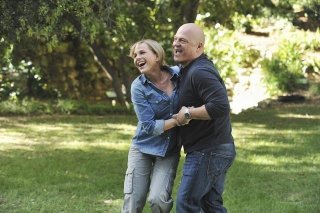 Julie Benz e Michael Chiklis nel pilot della serie No Ordinary Family