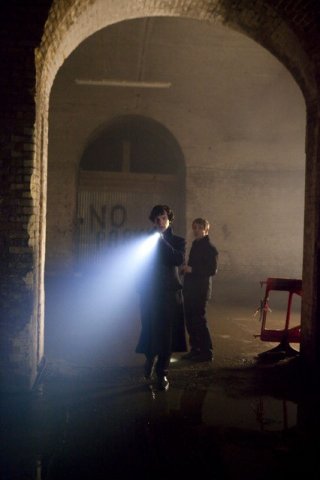 Martin Freeman e Benedict Cumberbatch in una scena dell'episodio The Great Game di Sherlock