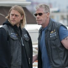 Ron Perlman e Charlie Hunnam nella premiere della stagione 3 di Sons of Anarchy