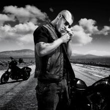 Theo Rossi in una foto promozionale della stagione 3 di Sons of Anarchy