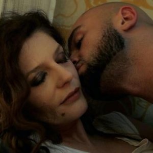 François Sagat con Chiara Mastroianni in una scena di Homme au bain