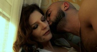 François Sagat con Chiara Mastroianni in una scena di Homme au bain