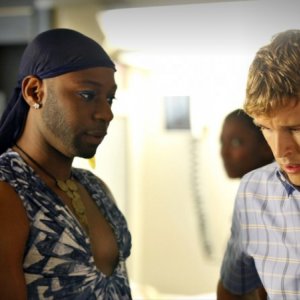 Ryan Kwanten e Nelsan Ellis nell'episodio Hitting the Ground di True Blood